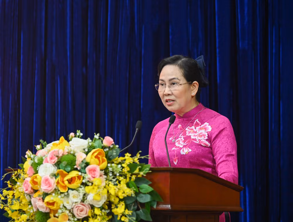 Bí thư Tỉnh ủy Hà Nam Lê Thị Thuỷ trình bày báo cáo tại buổi làm việc. (Ảnh Duy Linh) Bí thư Tỉnh ủy Hà Nam Lê Thị Thuỷ trình bày báo cáo tại buổi làm việc. (Ảnh Duy Linh)
