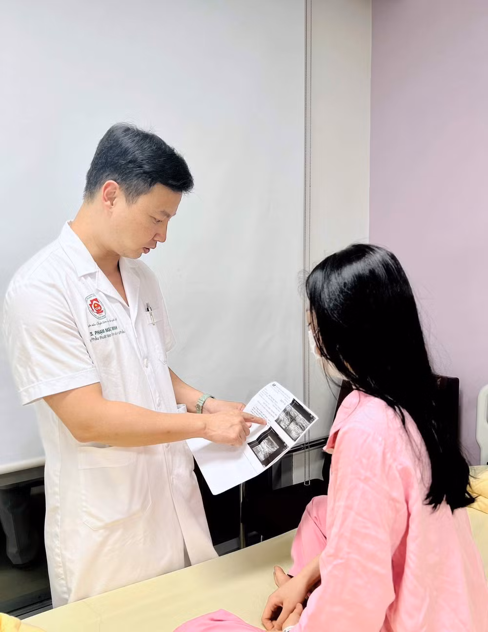 Bác sĩ Minh trao đổi và tư vấn về những vùng tổn thương với bệnh nhân. (Ảnh: BVCC)