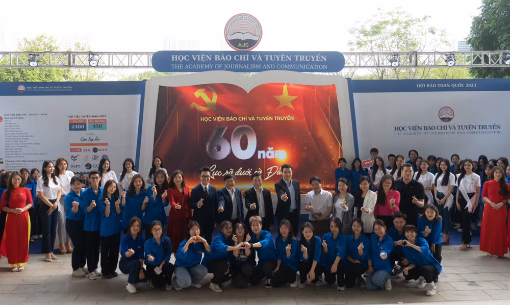 Học viện Báo chí và Tuyên truyền tại Hội báo.