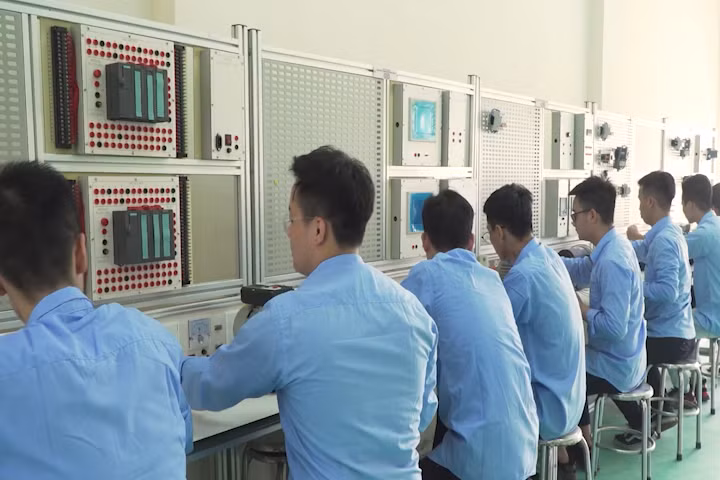 Ngành công nghiệp bán dẫn mới đáp ứng được dưới 20% nhân sự, trong khi nhu cầu hằng năm là khoảng 10.000 kỹ sư. Ngành công nghiệp bán dẫn mới đáp ứng được dưới 20% nhân sự, trong khi nhu cầu hằng năm là khoảng 10.000 kỹ sư.