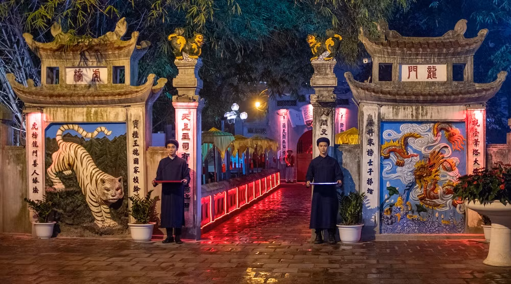 Xuân Hạ Thu Đông rồi lại Xuân, đền Ngọc Sơn luôn tấp nập người đến thăm thú, chiêm bái, đặc biệt là khách du lịch người nước ngoài. Vậy nên sự xuất hiện của tour đêm khiến nơi đây trở nên thu hút hơn hẳn.