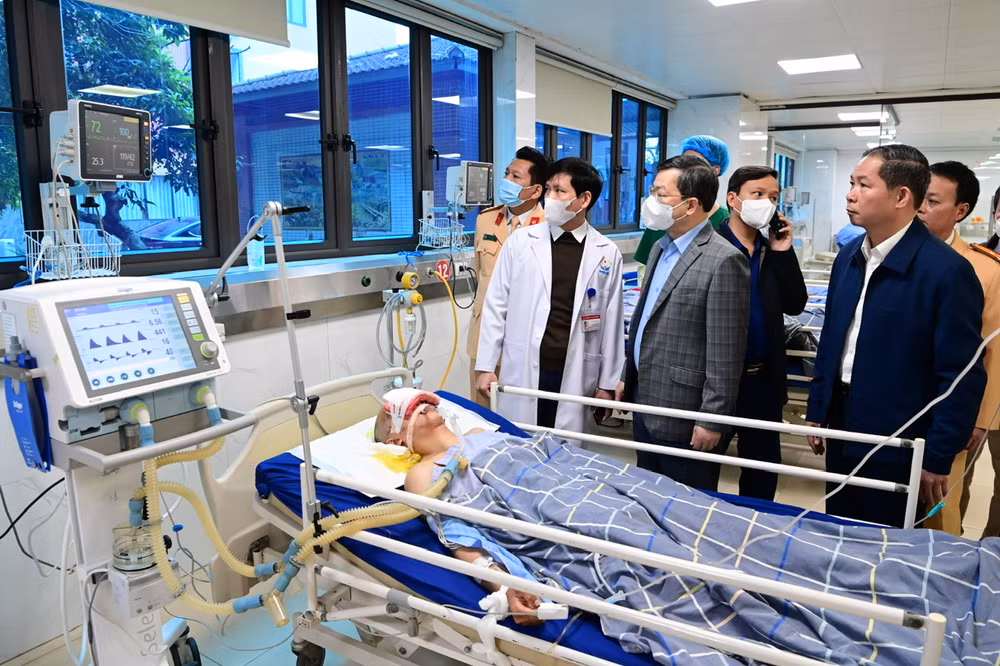 Đồng chí Nguyễn Văn Sơn, Chủ tịch Ủy ban nhân dân tỉnh Tuyên Quang thăm nạn nhân đang cấp cứu tại Bệnh viện Phương Bắc.
