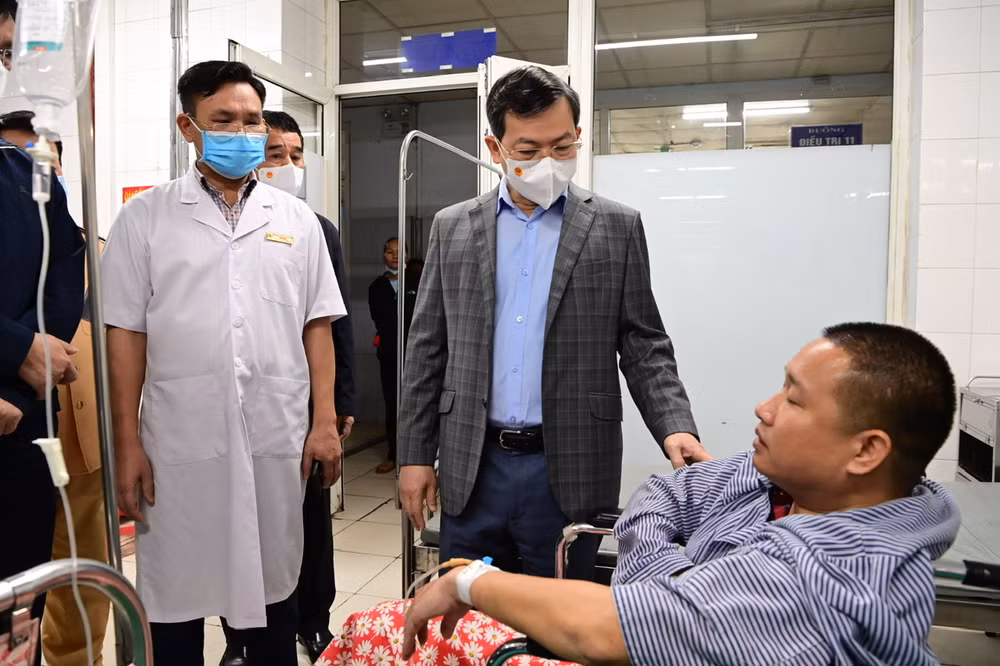 Lãnh đạo tỉnh thăm hỏi, động viên và hỗ trợ các nạn nhân. Lãnh đạo tỉnh thăm hỏi, động viên và hỗ trợ các nạn nhân.