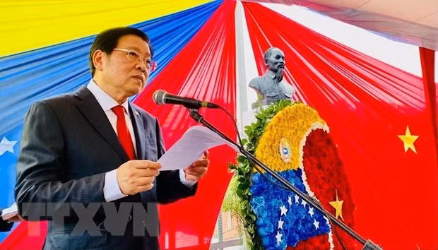 Đồng chí Phan Đình Trạc phát biểu tại lễ dâng hoa tưởng nhớ Chủ tịch Hồ Chí Minh ở thủ đô Caracas. (Ảnh: TTXVN)