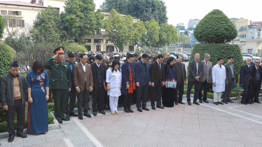 Các chứng nhân lịch sử là cán bộ Bệnh viện Bạch Mai có mặt tại lễ kỷ niệm. (Ảnh: Trung Hiếu) Các chứng nhân lịch sử là cán bộ Bệnh viện Bạch Mai có mặt tại lễ kỷ niệm. (Ảnh: Trung Hiếu)