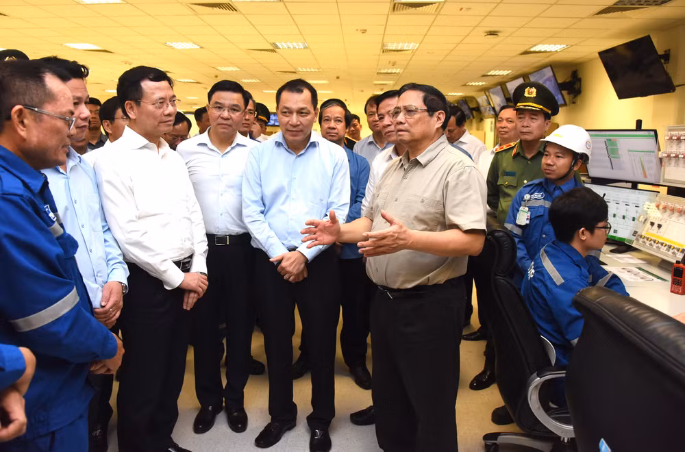 Thủ tướng Phạm Minh Chính kiểm tra công tác vận hành. Thủ tướng Phạm Minh Chính kiểm tra công tác vận hành.