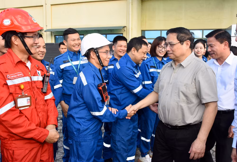 Thủ tướng Phạm Minh Chính thăm hỏi động viên kỹ sư, công nhân Nhà máy Lọc hóa dầu Nghi Sơn (Công ty TNHH Lọc hóa dầu Nghi Sơn). Thủ tướng Phạm Minh Chính thăm hỏi động viên kỹ sư, công nhân Nhà máy Lọc hóa dầu Nghi Sơn (Công ty TNHH Lọc hóa dầu Nghi Sơn).