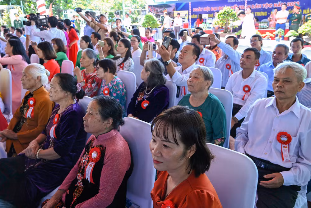 Đông đảo người dân Khu dân cư 10, phường Hoà Hiệp Bắc dự ngày hội.