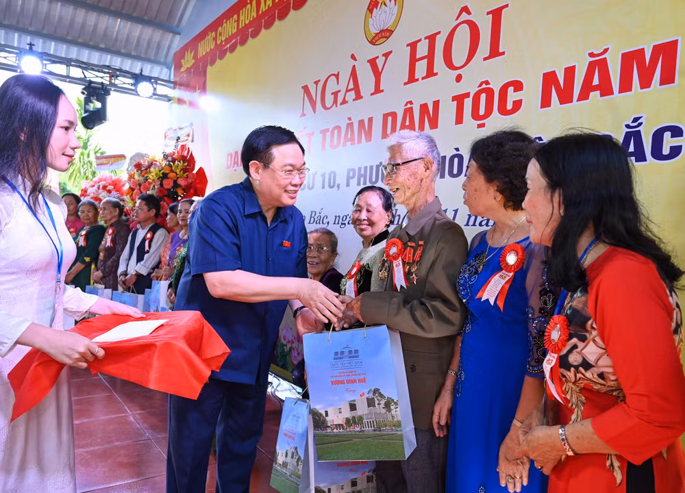 Chủ tịch Quốc hội Vương Đình Huệ với người dân Khu dân cư 10 tại Ngày hội Đại đoàn kết. (Ảnh DUY LINH)