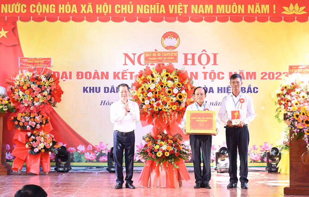 Bí thư Thành ủy Đà Nẵng Nguyễn Văn Quảng tặng hoa, trao quà cho Khu dân cư 10.