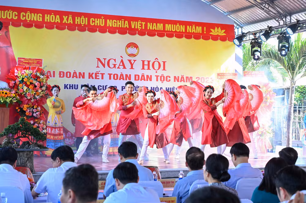Tiết mục văn nghệ chào mừng 93 năm Ngày truyền thống Ủy ban Mặt trận Tổ quốc Việt Nam.