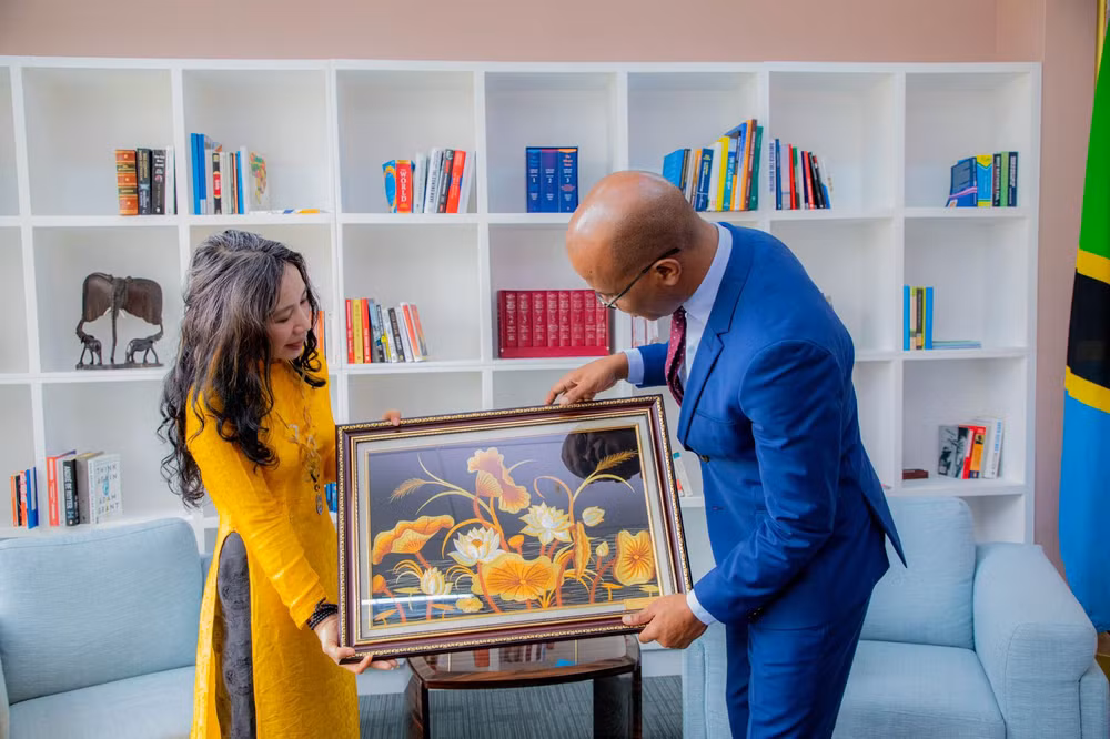 Đại sứ Vũ Thanh Huyền trao tặng Bộ trưởng Ngoại giao Tanzania - January Jusuf Makamba bức tranh hoa sen từ Việt Nam.