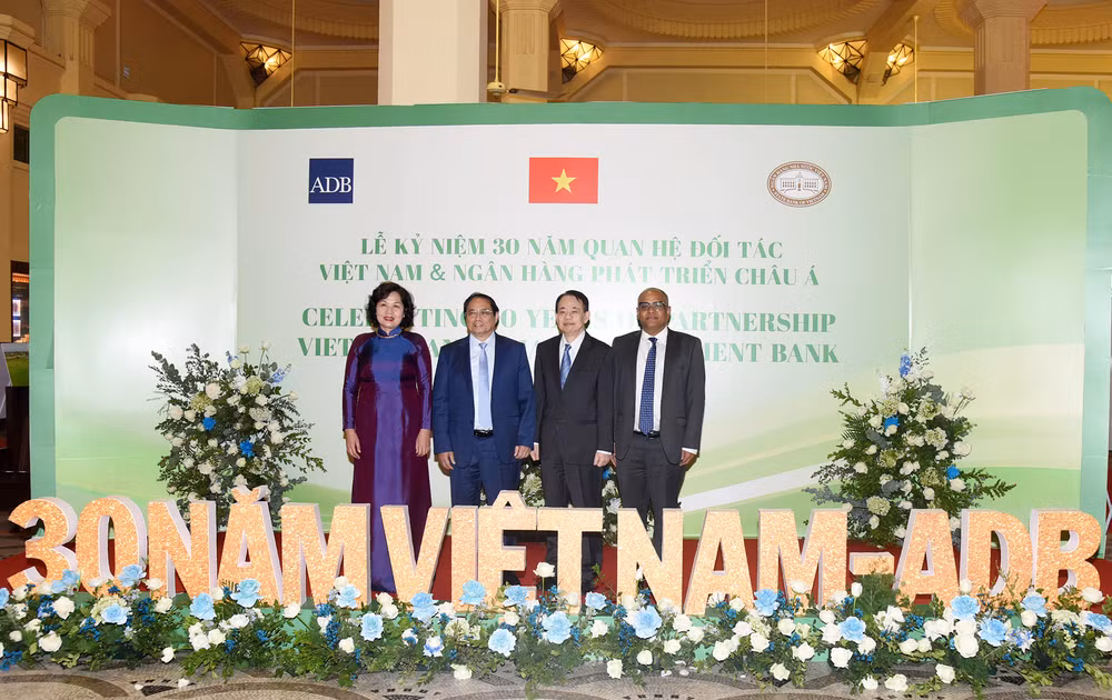 Thủ tướng chụp ảnh lưu niệm tại buổi lễ. Thủ tướng chụp ảnh lưu niệm tại buổi lễ.