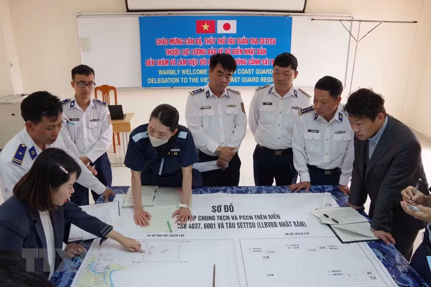 Sĩ quan Tham mưu trên tàu tuần tra Settsu và sĩ quan Tham mưu Vùng Cảnh sát biển 2 triển khai các phương án luyện tập chung tìm kiếm cứu nạn và phòng, chống cháy nổ trên biển. (Ảnh: Đoàn Hữu Trung/TTXVN)
