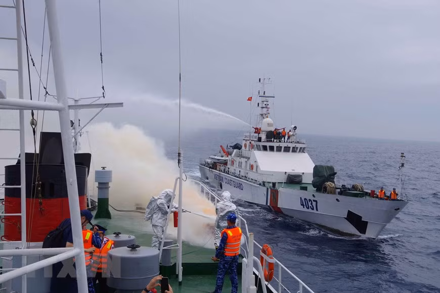 Lực lượng trên tàu tuần tra Settsu và lực lượng trên tàu của Vùng Cảnh sát biển 2 thực hành chống cháy nổ trên biển. (Ảnh: Đoàn Hữu Trung/TTXVN)