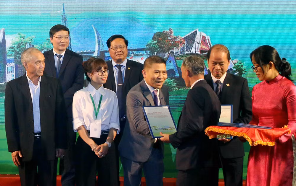 Chủ tịch UBND tỉnh Lâm Đồng Trần Văn Hiệp trao biên bản thỏa thuận hợp tác đầu tư trên địa bàn cho các doanh nghiệp.