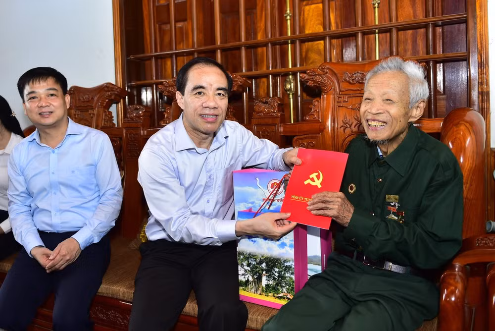 Đồng chí Chẩu Văn Lâm, Bí thư Tỉnh ủy Tuyên Quang tặng quà cụ Đào Minh Sằm, chiến sĩ Điện Biên, thôn Tân Trào, xã Hợp Hòa, huyện Sơn Dương.