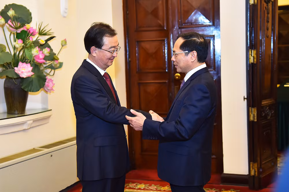 Bộ trưởng Bùi Thanh Sơn nêu một số đề nghị nhằm thúc đẩy hợp tác giữa Vân Nam với Việt Nam trong thời gian tới. Bộ trưởng Bùi Thanh Sơn nêu một số đề nghị nhằm thúc đẩy hợp tác giữa Vân Nam với Việt Nam trong thời gian tới.