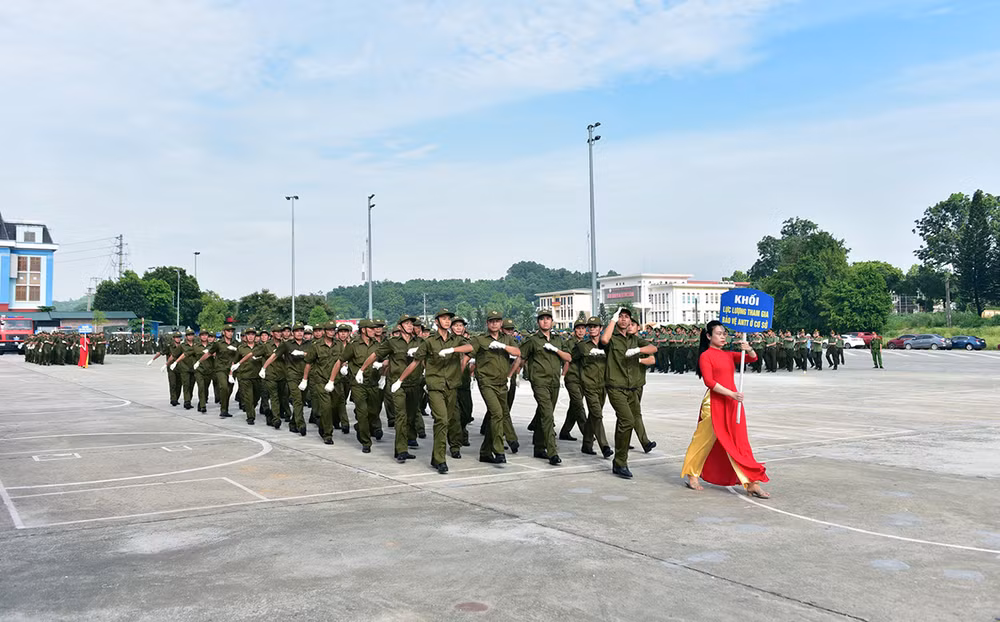Lực lượng tham gia bảo vệ an ninh, trật tự ở cơ sở tham gia diễu binh, diễu hành tại lễ ra mắt.
