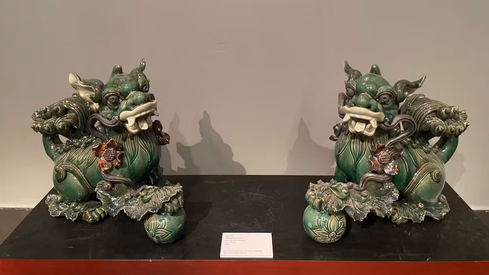 Tác phẩm Lân Sư trên chất liệu gốm đa sắc, hiện đang lưu giữ tại Nhật Thành Lâu-Di tích Huế. Tác phẩm Lân Sư trên chất liệu gốm đa sắc, hiện đang lưu giữ tại Nhật Thành Lâu-Di tích Huế.