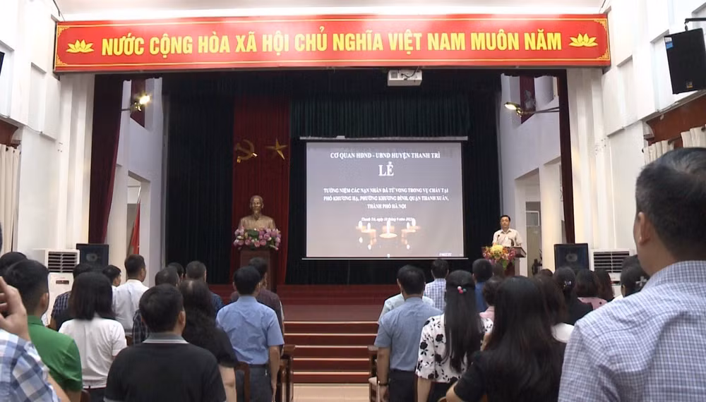 Các cán bộ tại huyện Thanh Trì tham dự phút mặc niệm các nạn nhân.