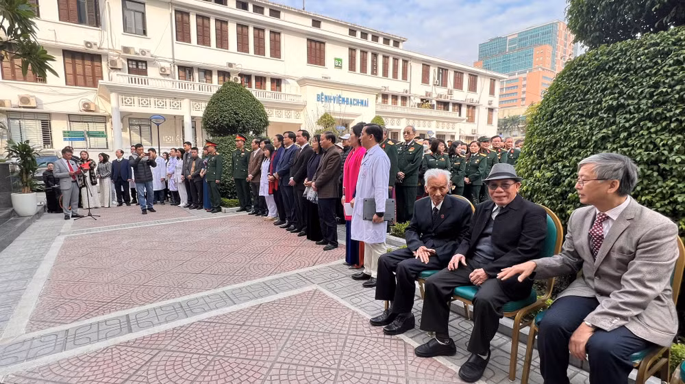Các chứng nhân lịch sử là cán bộ bệnh viện Bạch Mai có mặt tại lễ kỷ niệm. (Ảnh: Trung Hiếu) Các chứng nhân lịch sử là cán bộ bệnh viện Bạch Mai có mặt tại lễ kỷ niệm. (Ảnh: Trung Hiếu)