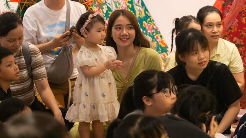 Cha mẹ và bé cùng thưởng thức triển lãm với những hoạt động cộng đồng kết nối thế hệ.