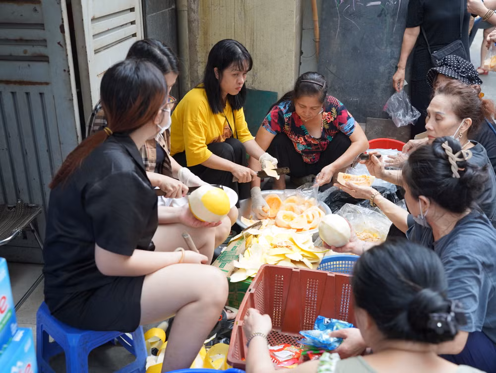Cộng đồng dân cư tại đây cùng nhau ủng hộ đồ ăn, thực phẩm Cộng đồng dân cư tại đây cùng nhau ủng hộ đồ ăn, thực phẩm