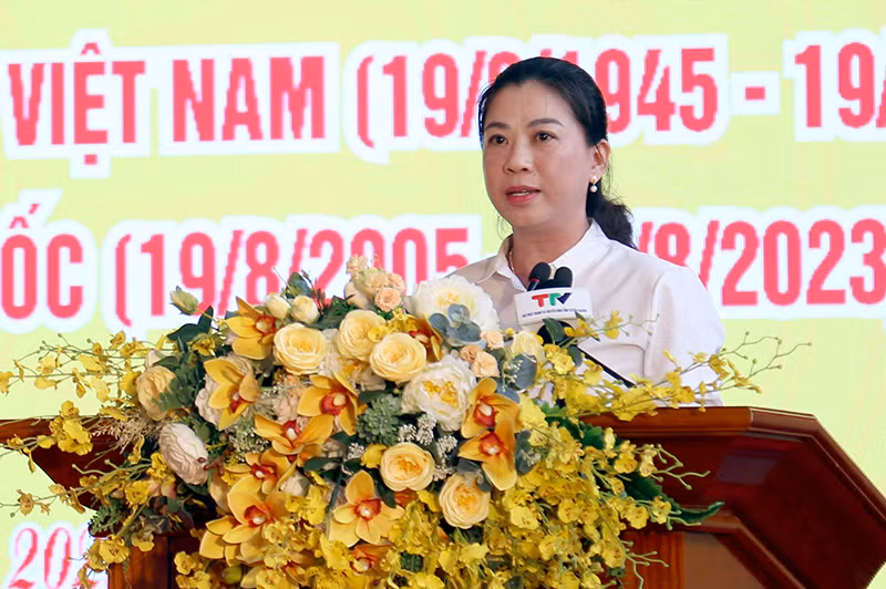 Đồng chí Lê Thị Kim Dung, Phó Bí thư thường trực Tỉnh ủy, Chủ tịch Hội đồng nhân dân tỉnh phát biểu tại buổi gặp mặt.
