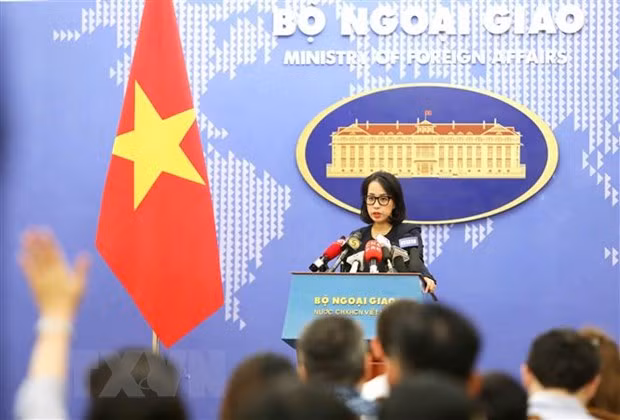 Người Phát ngôn Bộ Ngoại giao Phạm Thu Hằng trả lời câu hỏi của các phóng viên trong nước và quốc tế. (Ảnh: TTXVN)