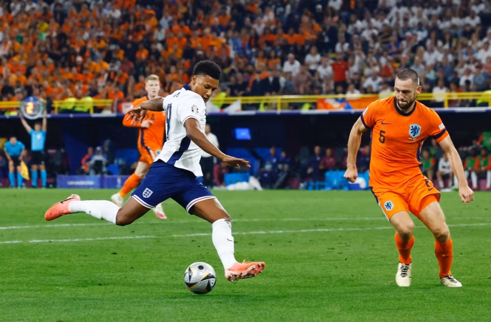 Ollie Watkins dứt điểm chéo góc giúp tuyển Anh vượt qua Hà Lan. (Ảnh: Reuters)