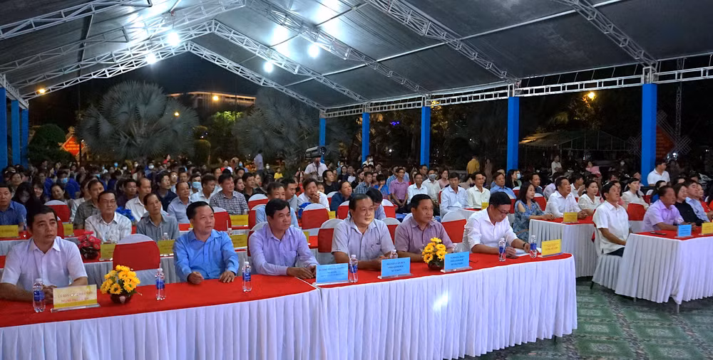 Đông đảo quần chúng, nhân dân đến thưởng thức văn nghệ mừng 80 năm ra đời “Đề cương về Văn hóa Việt Nam” tại thành phố Cà Mau, tối 24/2.