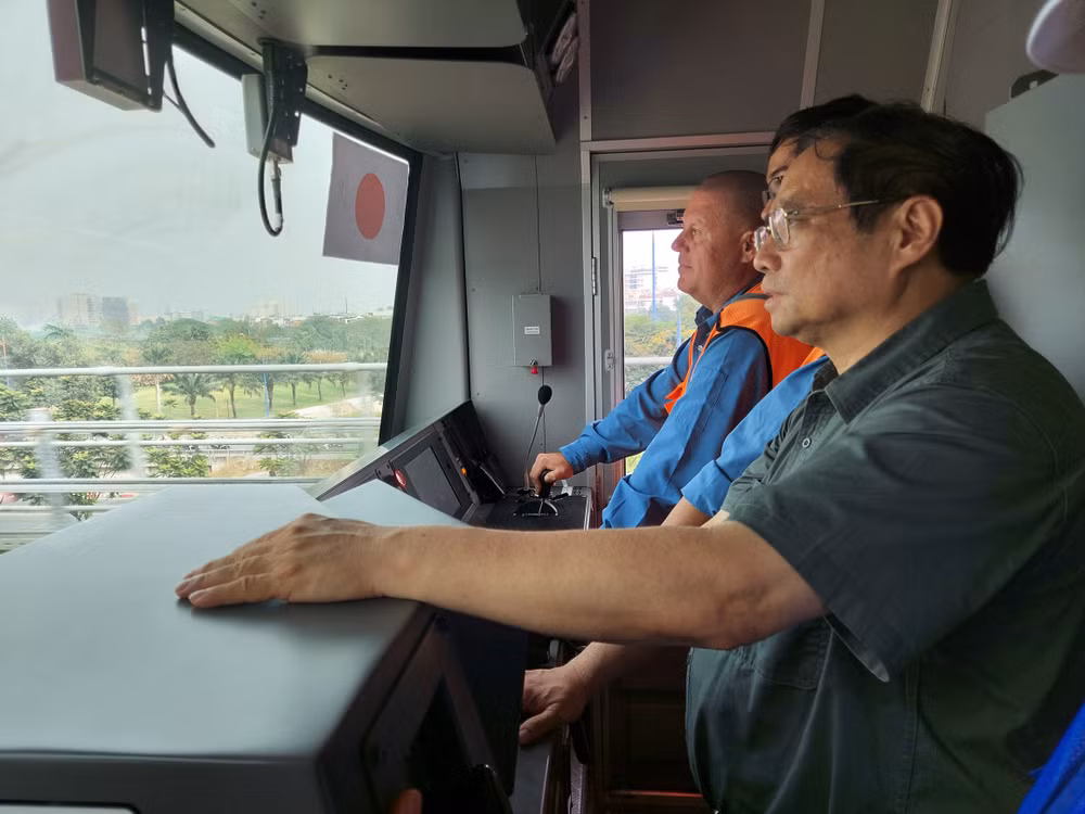 Thủ tướng Phạm Minh Chính trải nghiệm chạy tàu tuyến Metro 1 trong buồng lái.