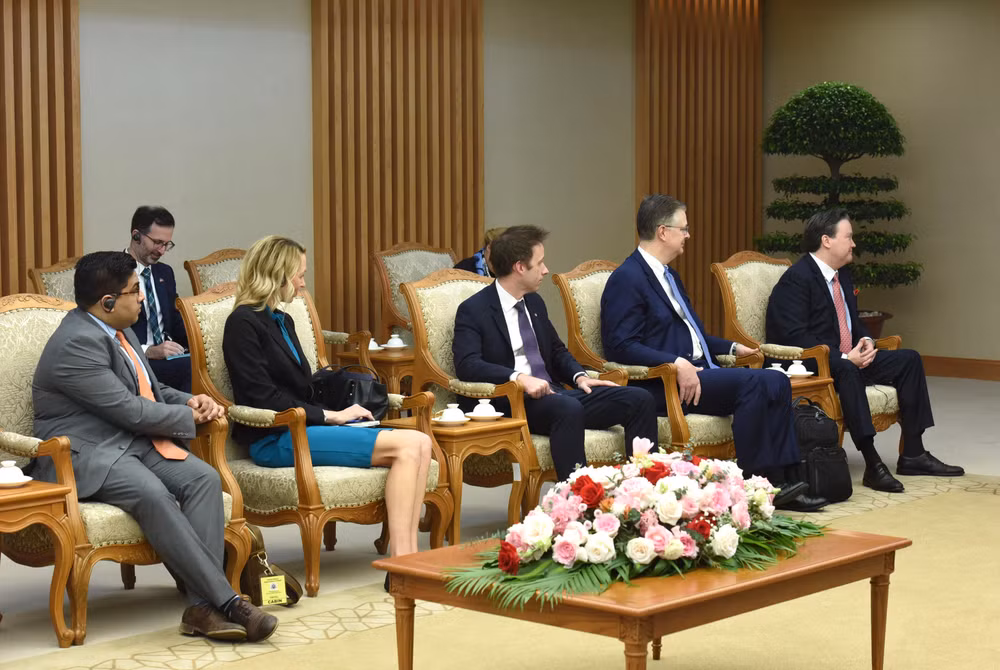 Đại sứ Hoa Kỳ tại Việt Nam Marc Knapper và các thành viên trong đoàn tại buổi tiếp.