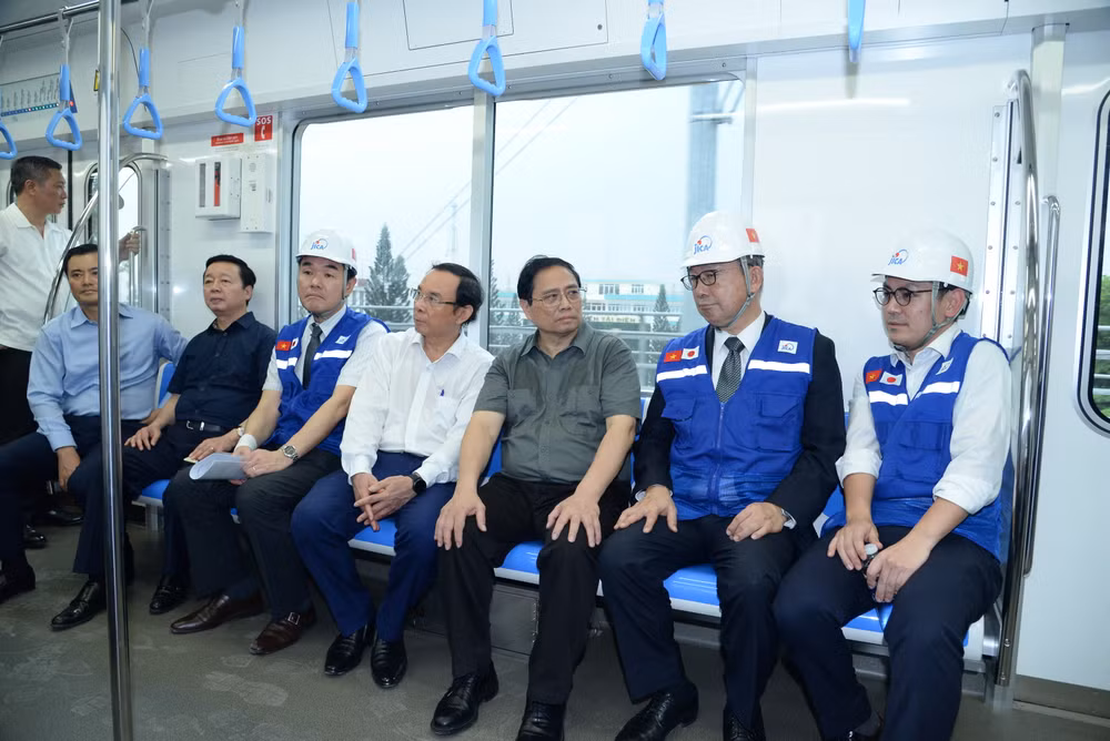 Thủ tướng Phạm Minh Chính và các đồng chí lãnh đạo, Đại sứ Nhật Bản tại Việt Nam Yamada Takio trải nghiệm chạy tàu Metro 1 Bến Thành-Suối Tiên đoạn từ Ga Rạch Chiếc đến Ga Suối Tiên.