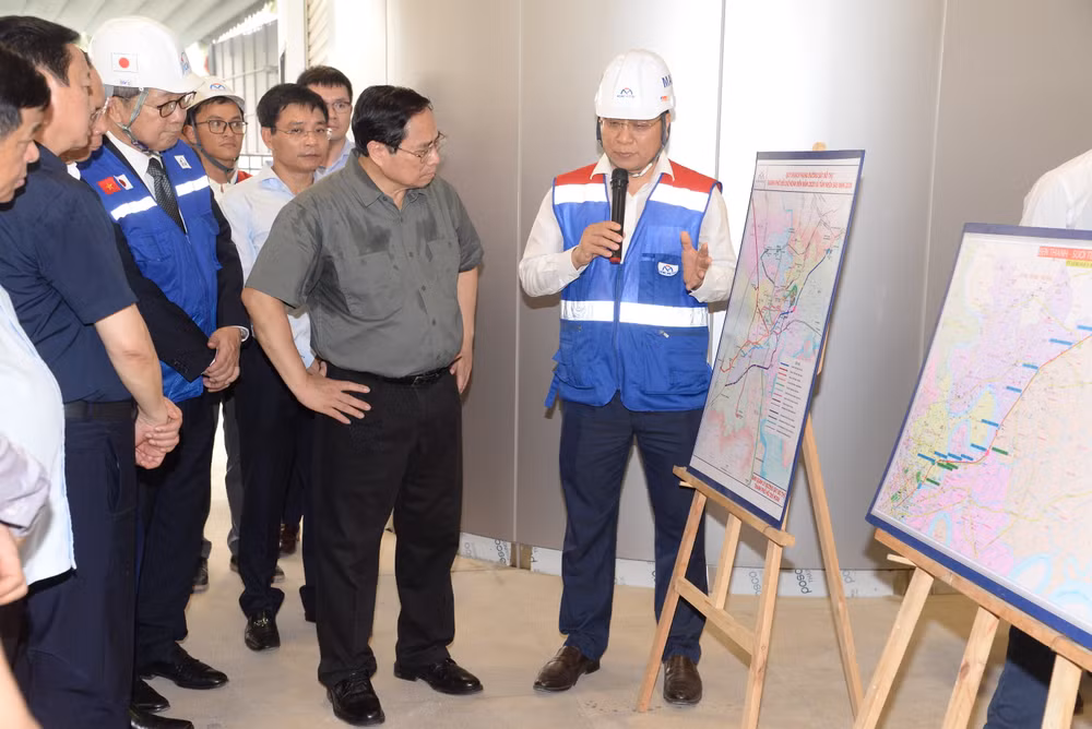 Thủ tướng Phạm Minh Chính nghe các đơn vị báo cáo về tiến độ dự án Metro 1 Bến Thành-Suối Tiên tại Ga Rạch Chiếc.