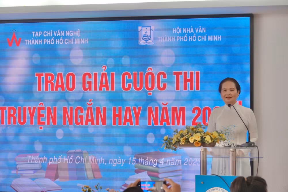 Nhà văn Bích Ngân- Chủ tịch Hội Nhà văn Thành phố Hồ Chí Minh phát biểu tại buổi lễ trao giải.