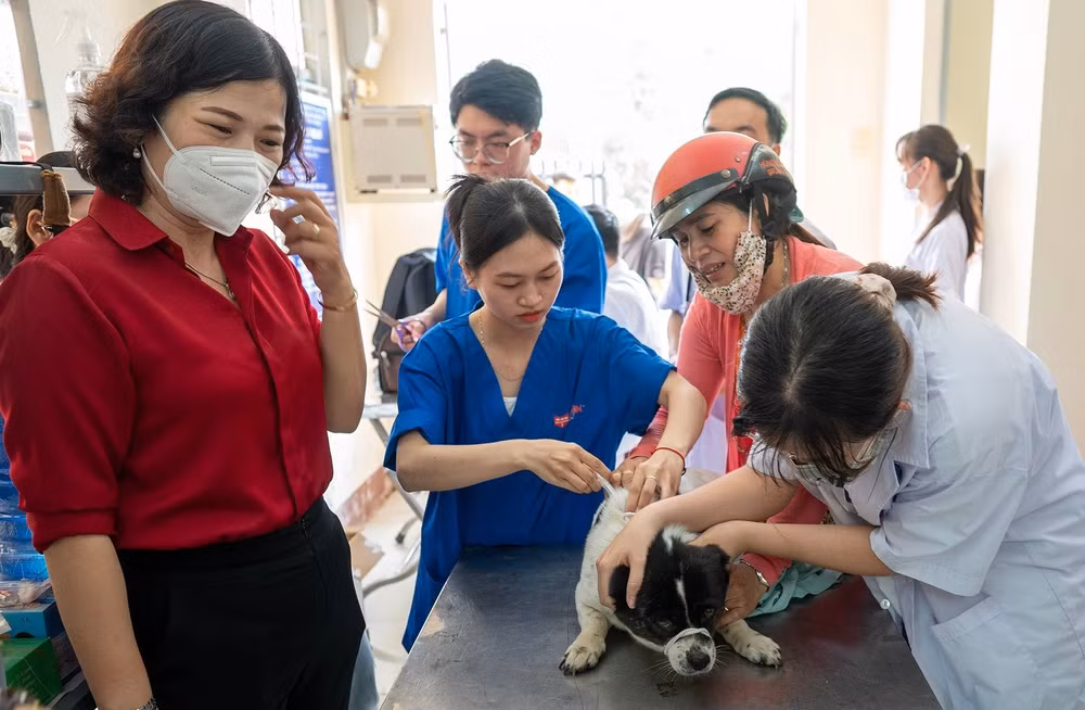 Người dân mang chó đến tiêm phòng dại ngay sau Lễ phát động chương trình “tiêm phòng dại vì cộng đồng năm 2023” tại huyện. Người dân mang chó đến tiêm phòng dại ngay sau Lễ phát động chương trình “tiêm phòng dại vì cộng đồng năm 2023” tại huyện.