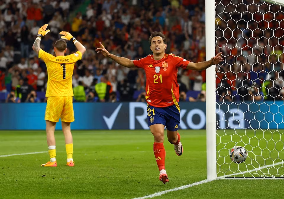 Mikel Oyarzabal và màn ăn mừng.