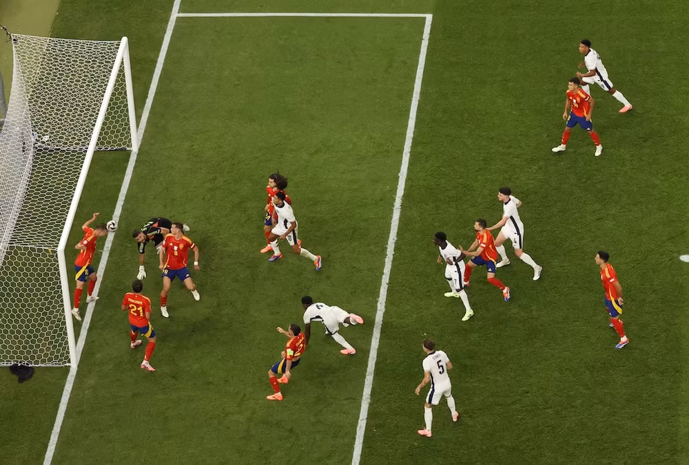 Dani Olmo bên phía Tây Ban Nha cản phá cú dứt điểm của Marc Guehi.