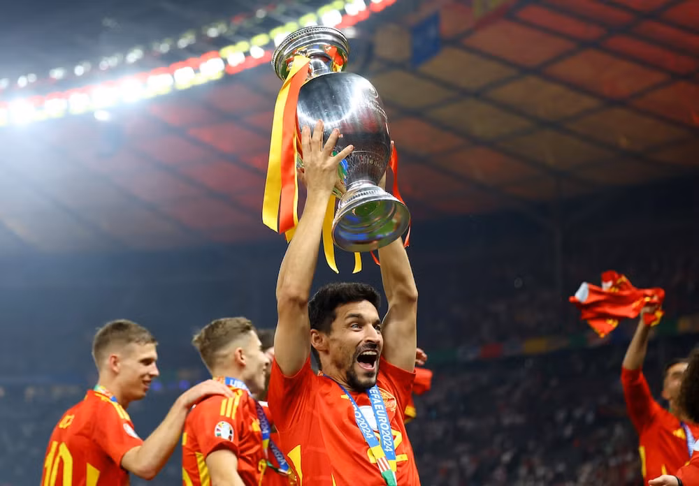 Jesus Navas cùng chiếc cúp bạc.
