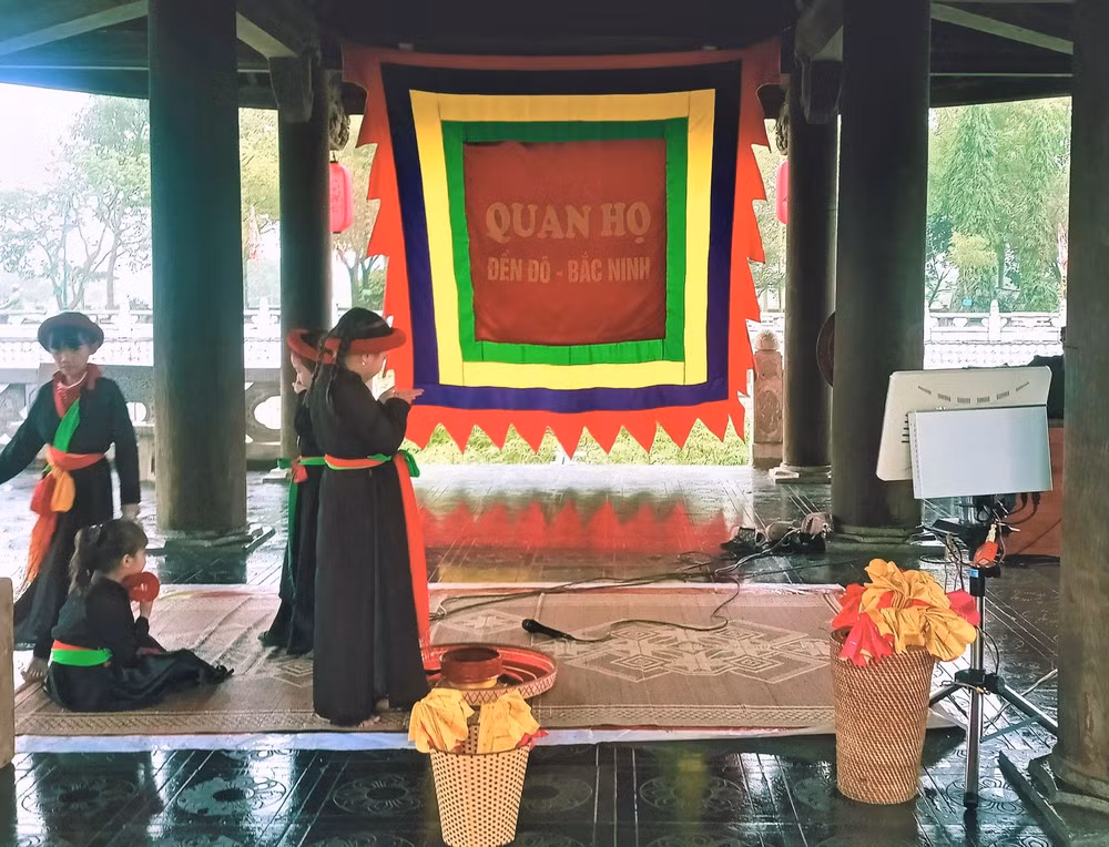 Những thành viên trẻ của CLB Quan họ Đền Đô tại thủy đình Đền Đô. Những thành viên trẻ của CLB Quan họ Đền Đô tại thủy đình Đền Đô.