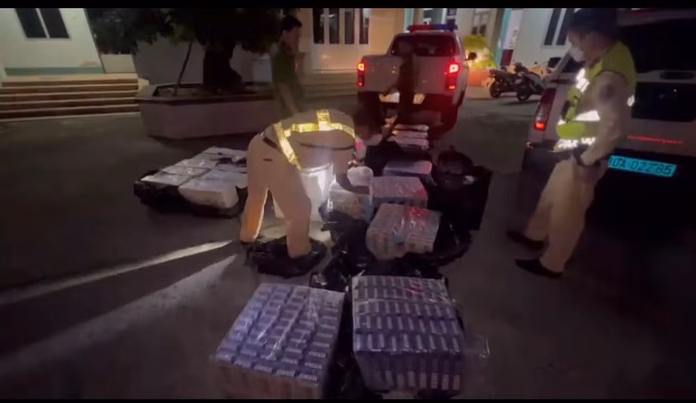Hơn 10 nghìn gói thuốc lá lậu bị đối tượng bỏ lại tại hiện trường.