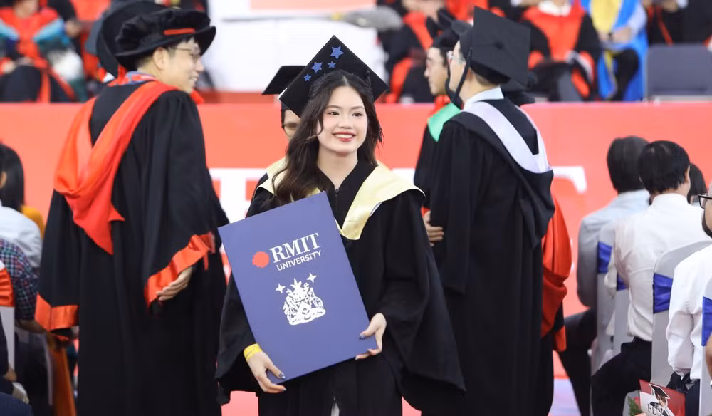 Tân khoa Khóa 2025 Đại học RMIT Việt Nam mừng Lễ tốt nghiệp.