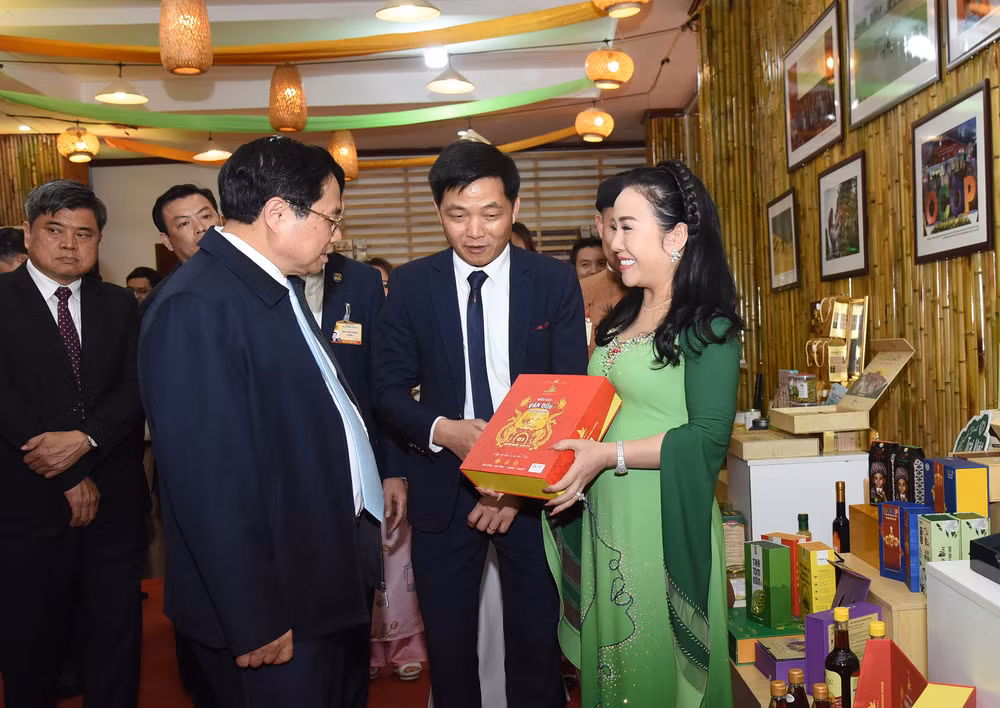 Thủ tướng Phạm Minh Chính tham quan các sản phẩm nông nghiệp. Thủ tướng Phạm Minh Chính tham quan các sản phẩm nông nghiệp.