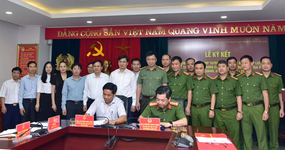 Lãnh đạo Công an tỉnh, Sở Giáo dục và Đào tạo ký kết chương trình phối hợp tuyên truyền, phổ biến pháp luật phòng, chống ma túy trong các cơ sở giáo dục.