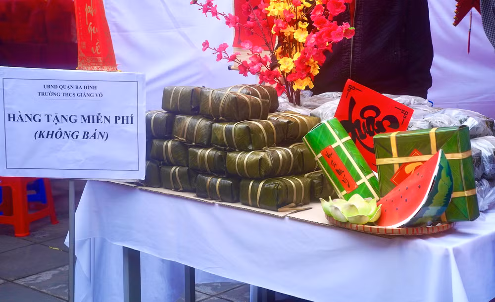 Những sản phẩm được "bán" bằng sự quan tâm, sẻ chia. Những sản phẩm được "bán" bằng sự quan tâm, sẻ chia.