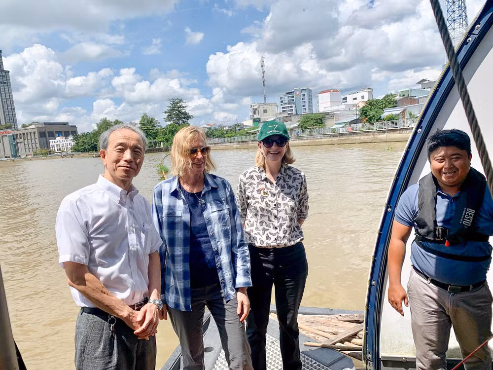 Các Tổng lãnh sự Ono Masuo (Nhật Bản), Susan Burns (Hoa Kỳ) và Sarah Hooper (Australia) (từ trái qua phải) đi thuyền trên sông Mekong.