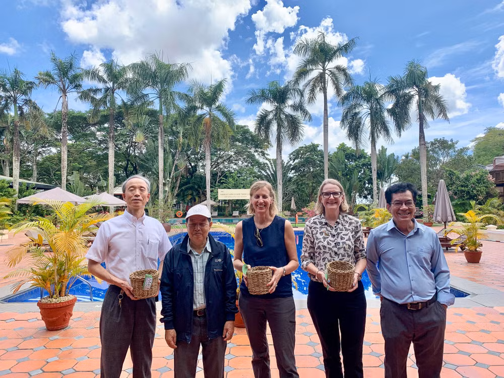 Các Tổng lãnh sự Ono Masuo (Nhật Bản), Susan Burns (Hoa Kỳ) và Sarah Hooper (Australia) gặp gỡ các đại diện tại Cần Thơ.