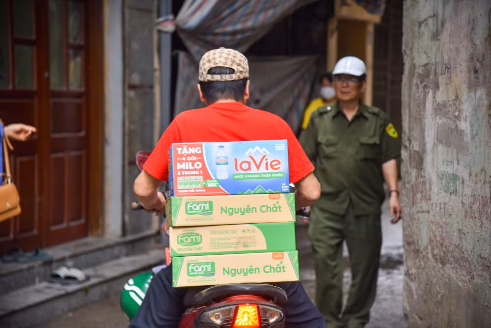 Những chiếc xe máy "thồ" nước, sữa tới gần hiện trường vụ việc. Những chiếc xe máy "thồ" nước, sữa tới gần hiện trường vụ việc.